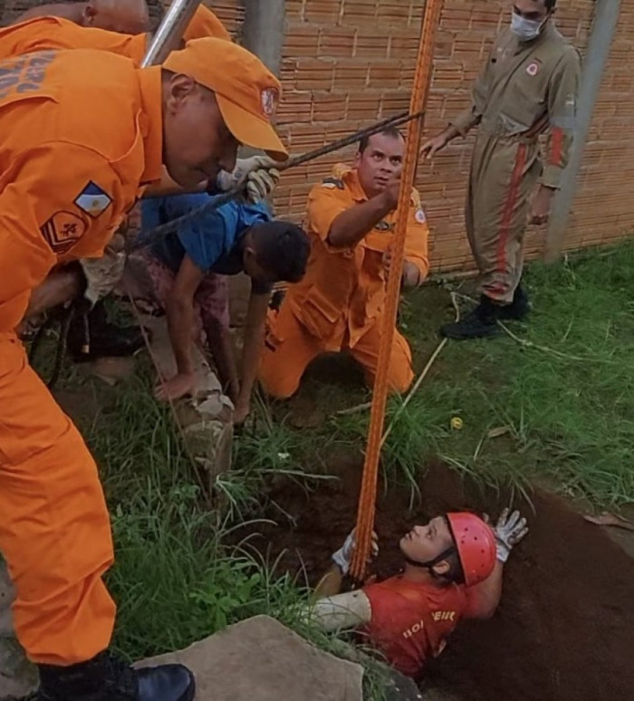 Bombeiros fazendo o resgate 