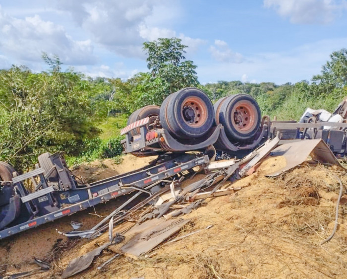 Carreta ficou destruída e carga de soja espalhada pelo chão com o acidente. Foto: Divulgação/CBMTO