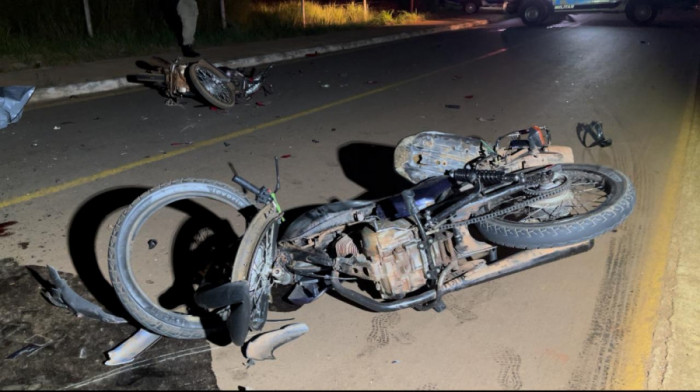 Dianteira das motos ficaram destruídas com impacto da batida. Foto: Araguaína Notícias. 