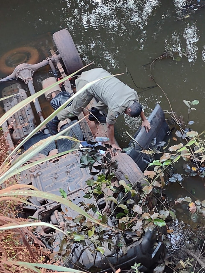 Caminhonete ficou submersa no córrego. Foto: Divulgação Bombeiros