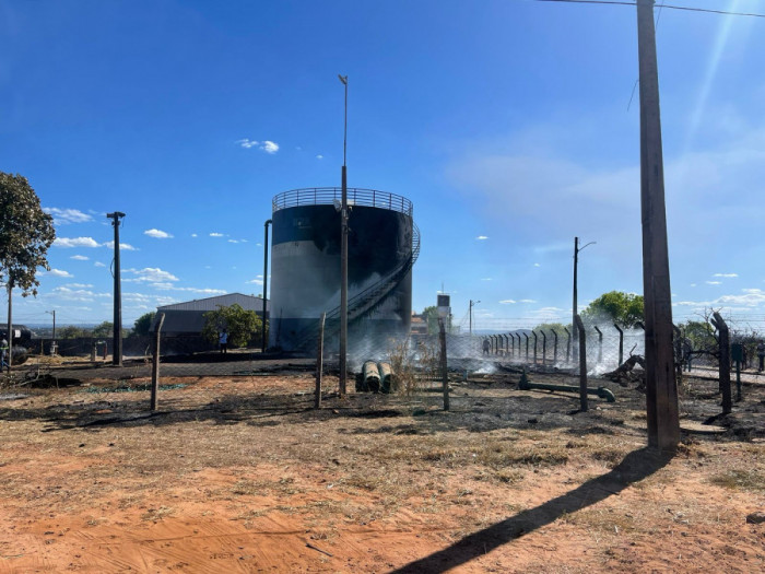 Tubulações foram destruídas pelo fogo 