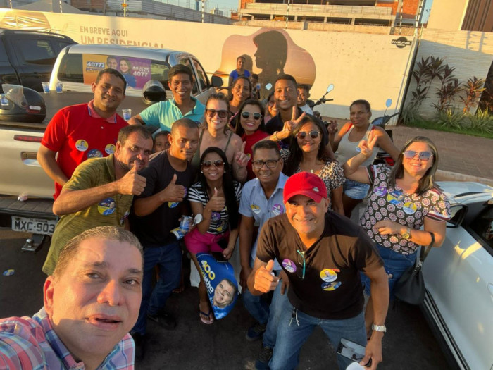 Amastha durante adesivaço na Via Lago, em Araguaína. Foto: Divulgação