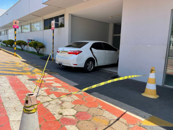 Veículo com a vítima foi deixado na porta do Hospital Dom Orione. Foto: AN