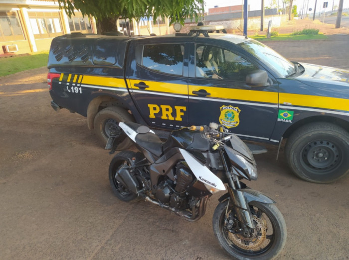 Motocicleta Kawasaki/Z1000, de cor preta, estava sendo transportada num caminhão cegonha. 