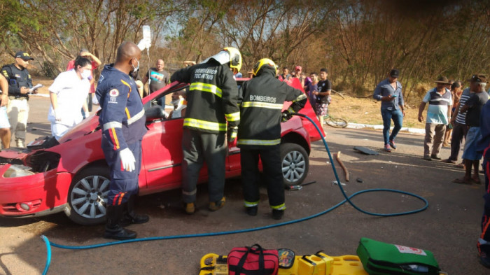 Bombeiros desencarcerando o motorista preso às ferragens. Foto: AN