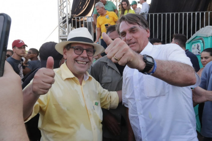 Candidato a governador recepcionou o presidente Bolsonaro no aeroporto de Imperatriz (MA)