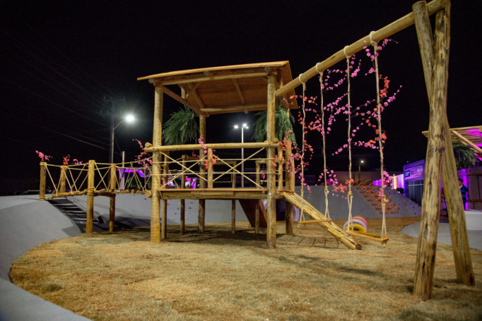 A praça de lazer fica na parte externa do condomínio, à disposição da população