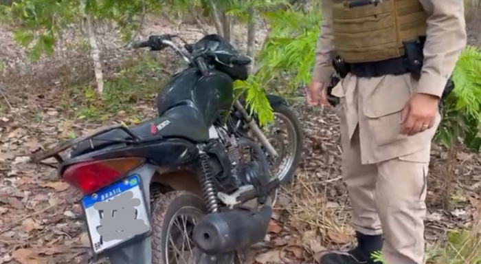 Militar no local onde a moto foi encontrada