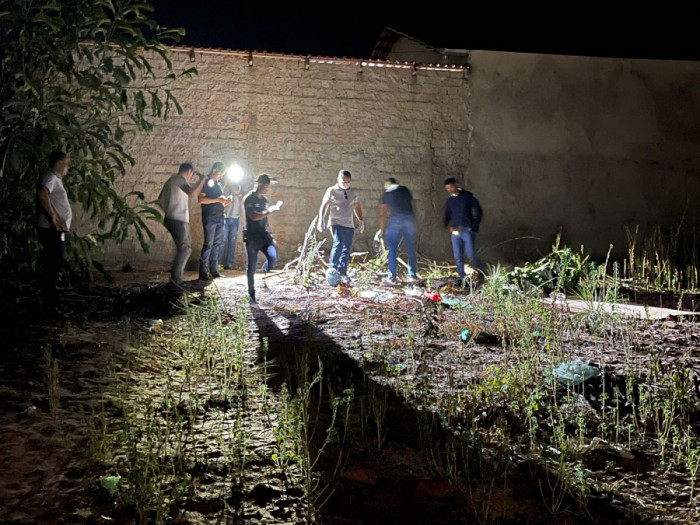 Corpo foi enterrado em meio a entulhos no fundo do quintal de uma casa. Foto: AN