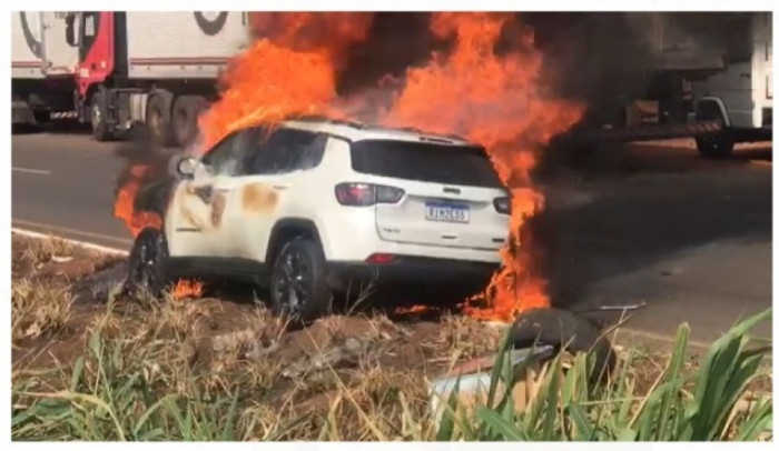 Carro consumido pelo fogo em Água Doce