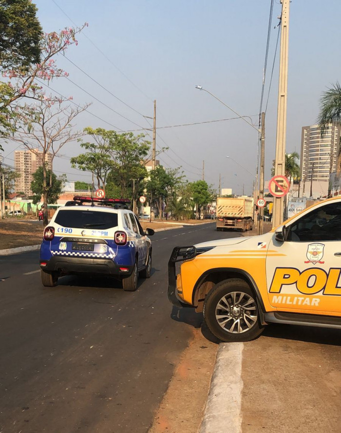 Carreta envolvida no acidente parou cerca de 100 metros do local da colisão. Foto: BPMRED