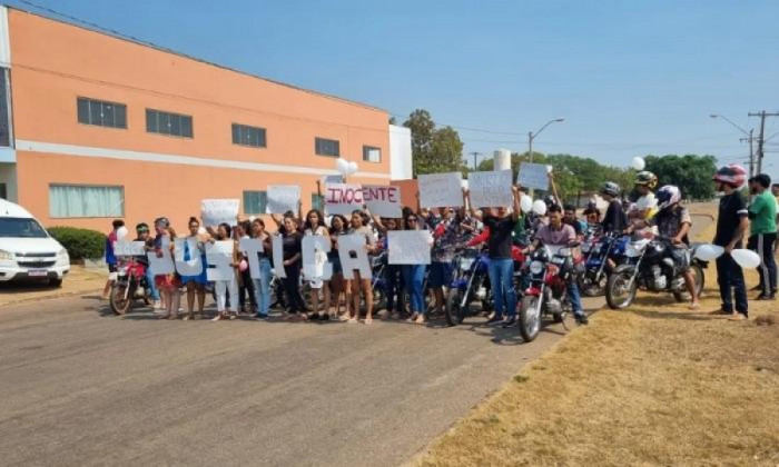 Amigos e parentes do jovem fizeram manifestação. Foto: Rafael Ishibashi/TV Anhanguera