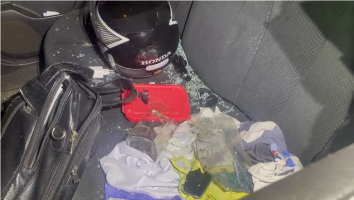 Garrafa de Whisky e capacete foram parar dentro do carro. Foto: AN