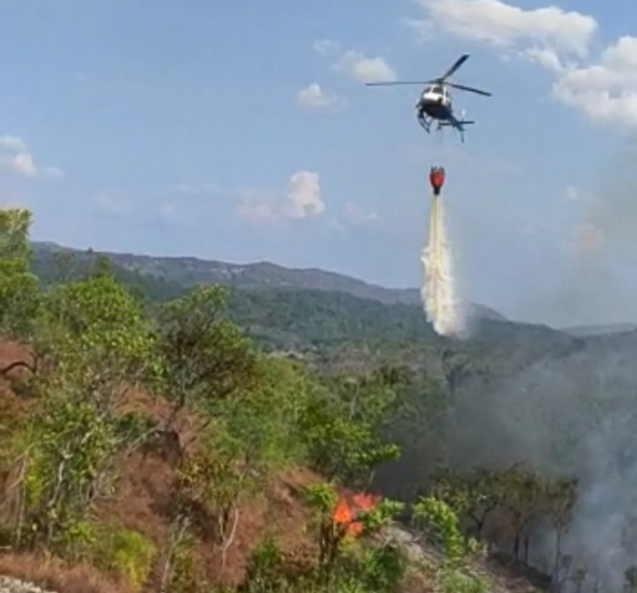 Em apenas um dia, aeronave fez mais de 50 lançamentos de água utilizando o heli-balde cuja capacidade é de 540 litros.