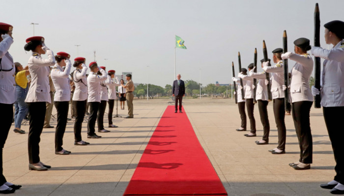 Alunos do Colégio Militar recepcionam embaixador da Irlanda, Seán Hoy.