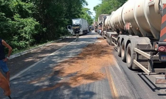 Pista ficou completamente interditada durante cerca de três horas. Foto: Divulgação/PRF