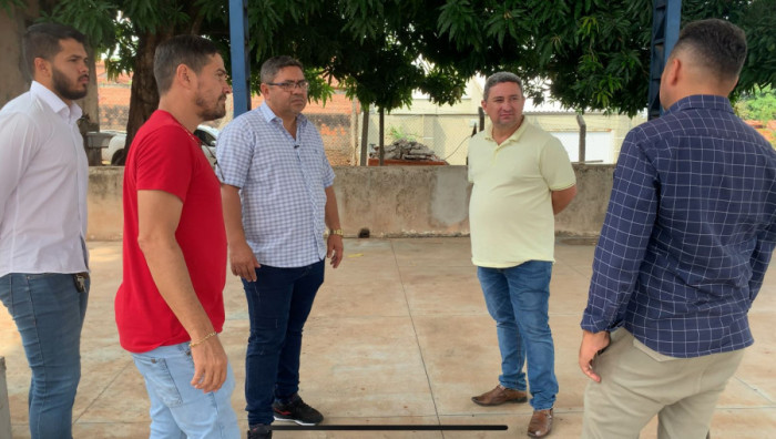 Representantes da Secretaria de Esportes acompanham a reforma 