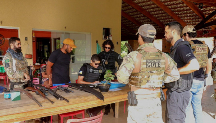 Em decorrência da operação, a equipe da DRACCO encontrou indícios de que o lugar era usado para batalhas de rinhas de galo.