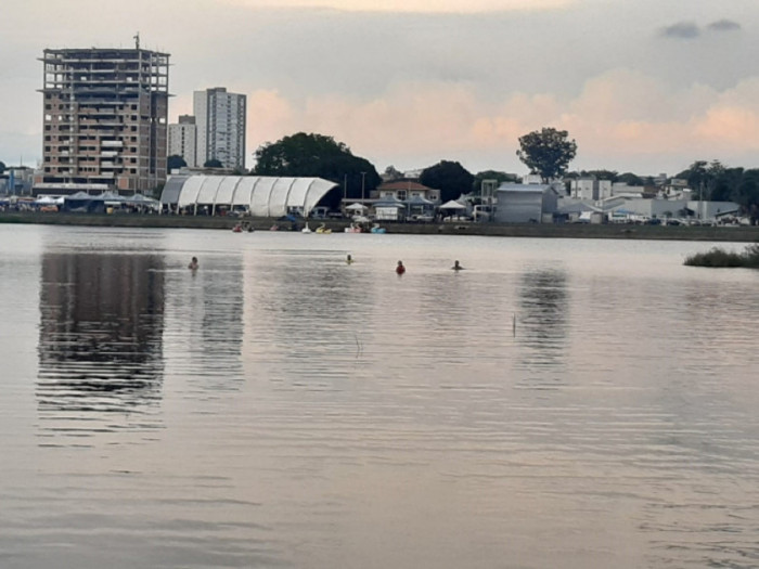 ´Bombeiros fazendo buscas no Lago Azul