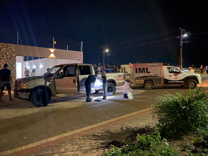 Polícia Científica coletando material no veículo 