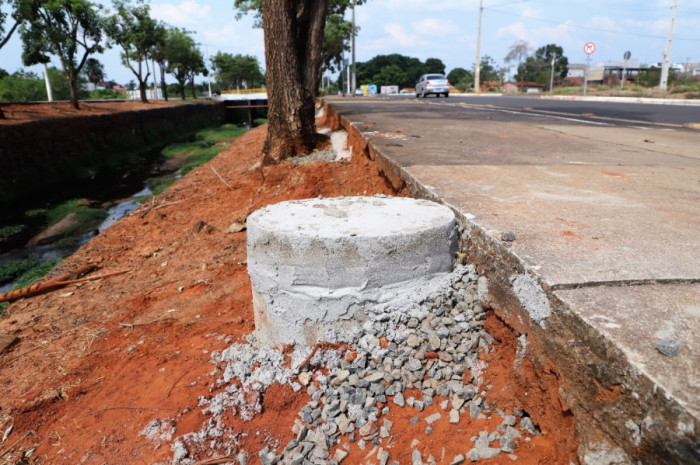 Fios e caixas de energia que interligam os ramais em todas as avenidas foram concretados ao chão. 