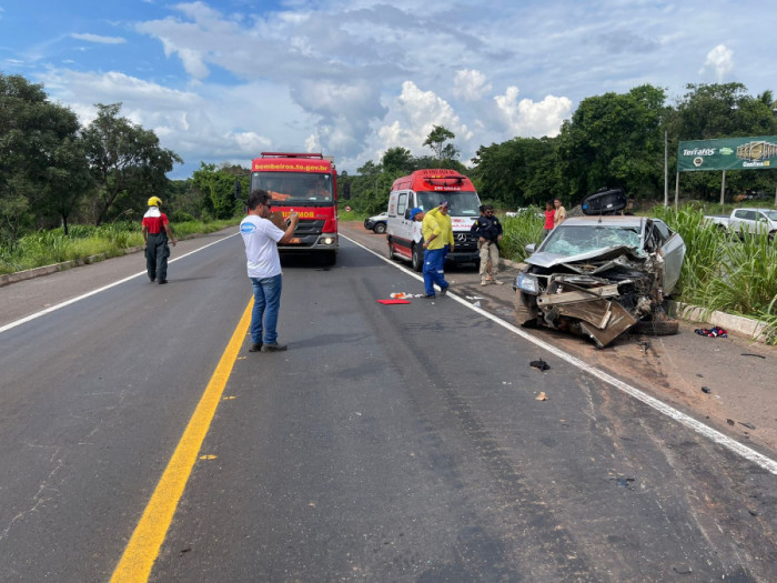 Acidente envolveu um carro de passeio e um caminhão coletor de lixo da Litucera. Foto: AN
