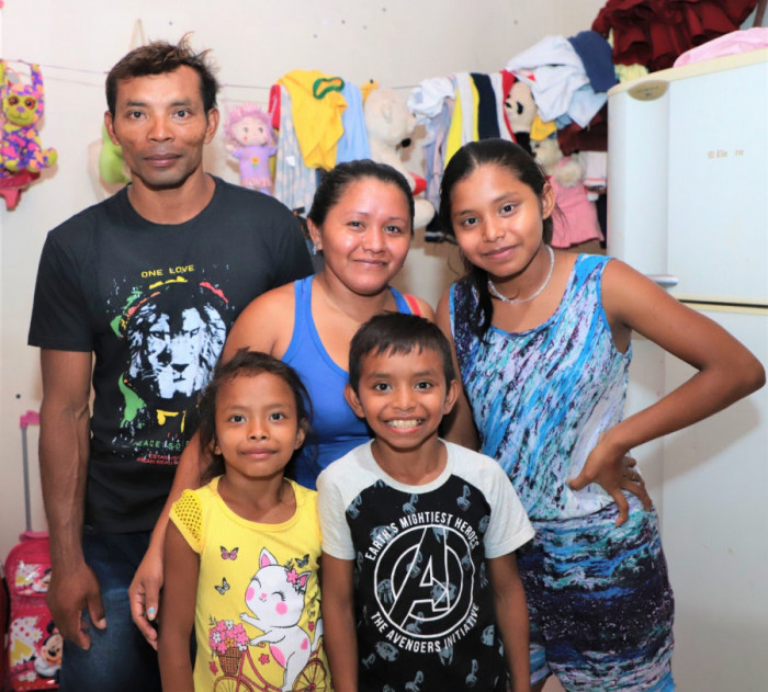 Adriana, esposo e filhos 