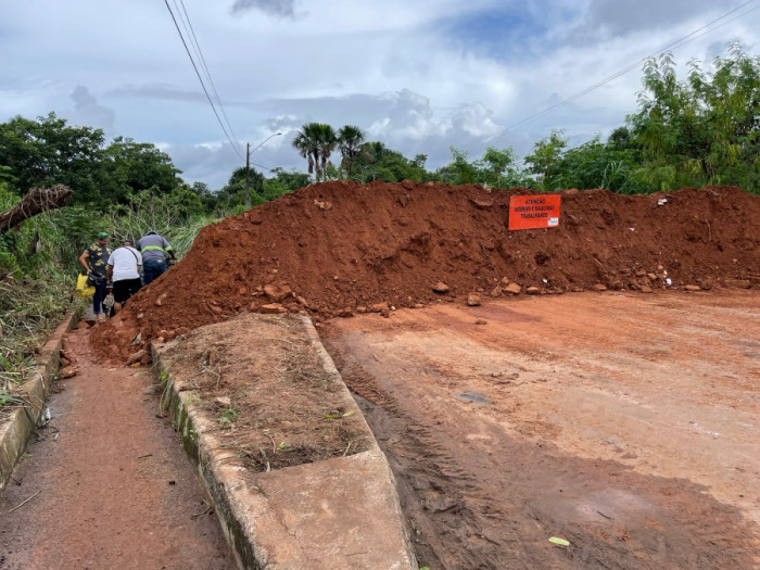 Máquinas jogaram terra para interditar totalmente a via. Foto: AN