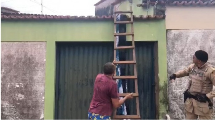 Morador levou uma escada para que a mulher pudesse descer do telhado.