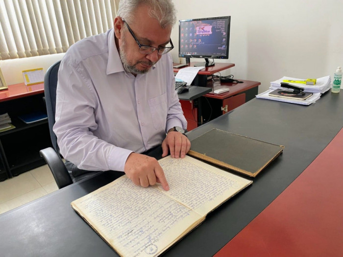 Erlan Milhomem destaca um dos livros atas das reuniões do colégio de vogais da Jucetins. Um documento histórico que impulsionou o desenvolvimento.