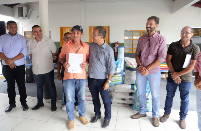 Cada uma das 40 famílias do Assentamento Rio Preto recebeu 20 kg de sementes de milho e 200 kg de adubo. Foto: Marcos Sandes/Ascom