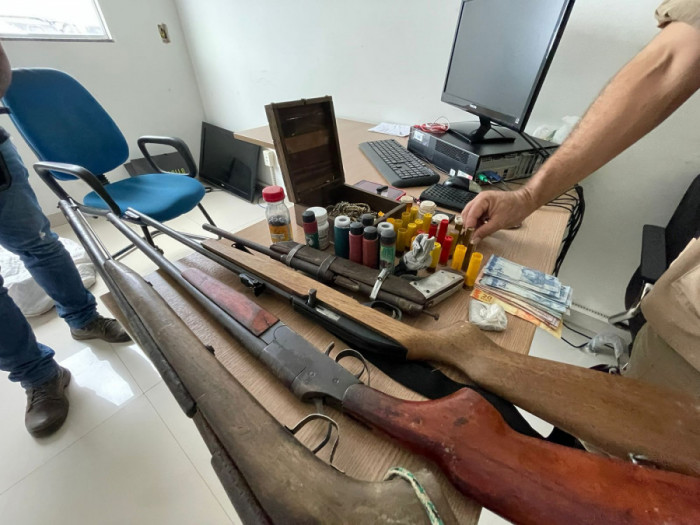 Armas apreendidas durante a ação policial.