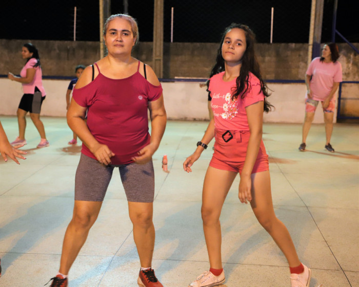 Há 2 anos, mãe e filha participam do projeto e contam que, por meio das aulas, se livraram das dores no corpo e fortaleceram a saúde emocional