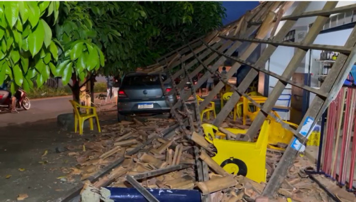 Carro desgovernado atinge área comercial. 