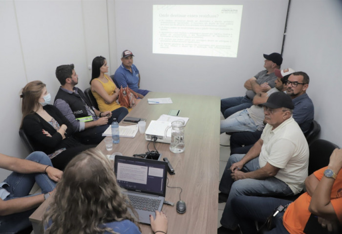  Reunião contou com a presença de caçambeiros responsáveis pelo transporte dos resíduos in