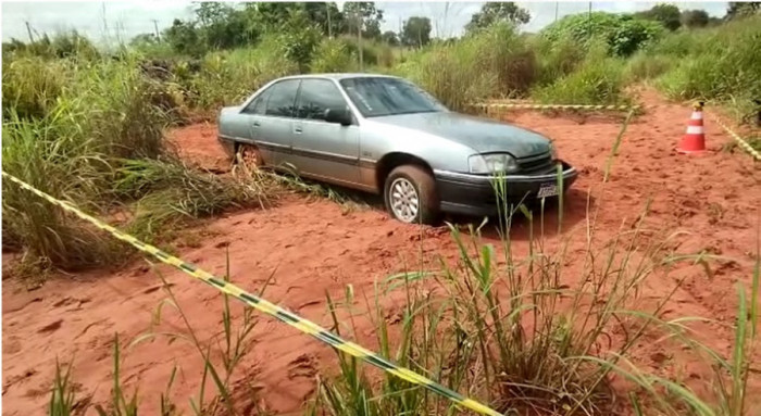 Veículo furtado atolou. 