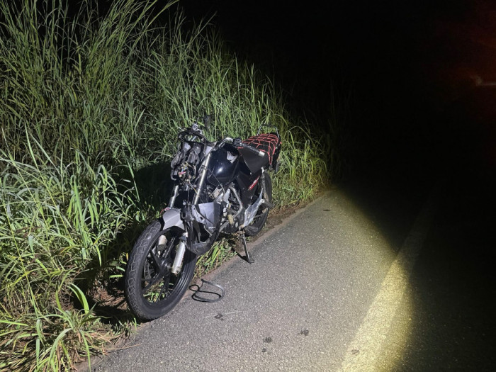 Motocicleta danificada após colisão com boi solto na TO-222. 