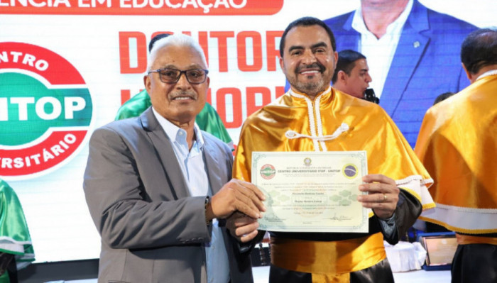 Governador Wanderlei Barbosa recebeu o título das mãos de seu pai, o primeiro prefeito de Palmas, Fenelon Barbosa 