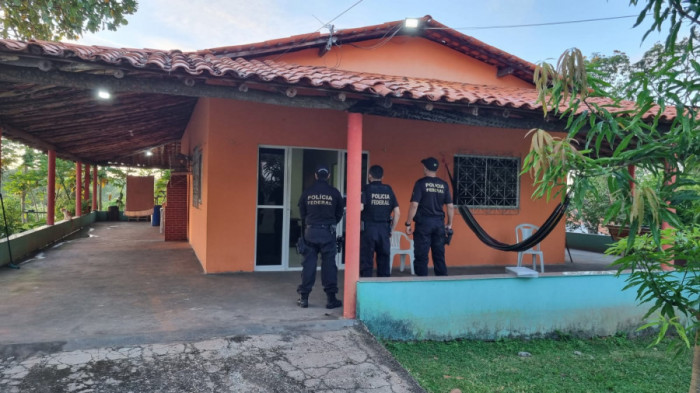 Agentes da PF durante cumprimento de mandados 