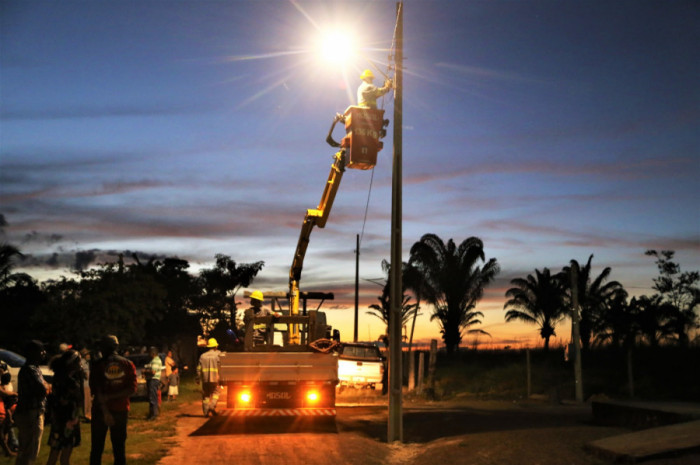 O assentamento Paraíso recebeu cerca de mil metros de rede de média tensão com instalações modernas e iluminação pública em LED.