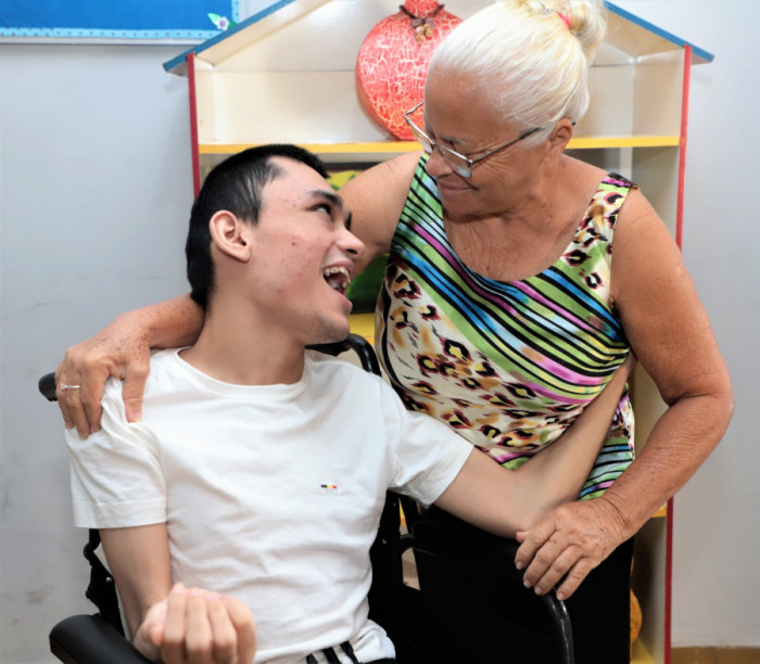 Sem conseguir falar, Breno esboça um sorriso largo no rosto, principalmente quando recebe os carinhos que a mãe dele faz na cabeça. Foto: Marcos Sandes/Ascom Prefeitura