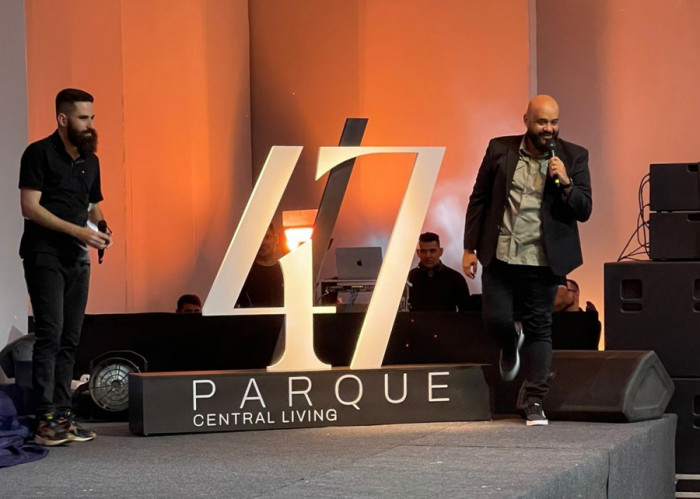 Apresentação oficial do nome do condomínio durante o evento.