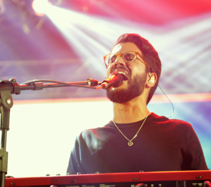 O cantor Gabriel Guedes abriu a noite e envolveu o público com músicas que marcam uma nova geração de artistas.