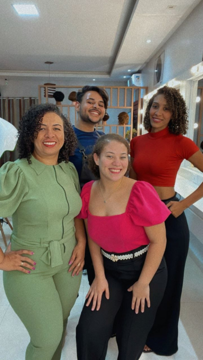 Equipe do Cachos Naturais, à esq., a terapeuta capilar Ariana Albuquerque. 