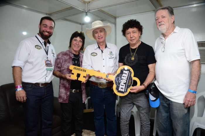 O presidente do SRA, Wagner Borges, entregou a chave da Expoara 2023 para a dupla sertaneja Teodoro e Sampaio. Foto: Divulgação/SRA