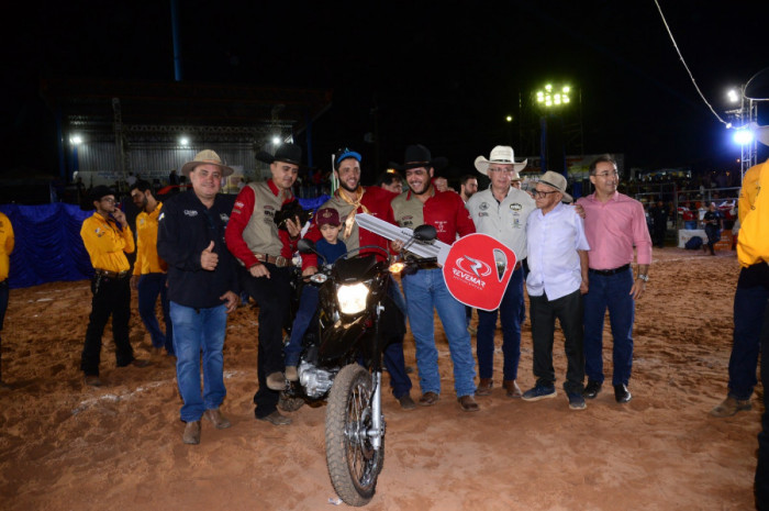 Comitiva Paixão Sertaneja foi premiada com uma moto 0 KM. 