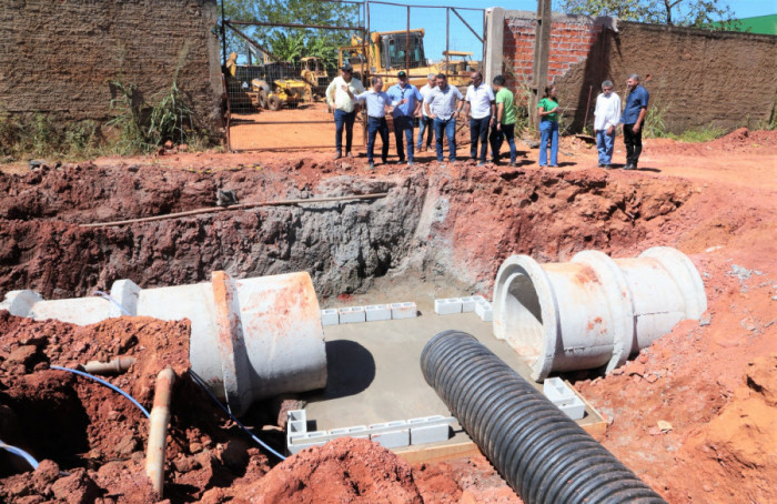 A comitiva visitou as obras de drenagem e pavimentação do setor Parque dos Sonhos Dourados.