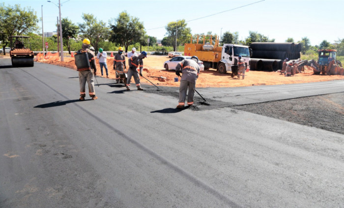 Nos setores Alaska, Jardim América e Dona Nélcia, as obras de drenagem e pavimentação avançam com recursos da CAF.