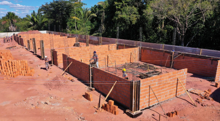 A fundação e a colocação das estacas estão prontas.