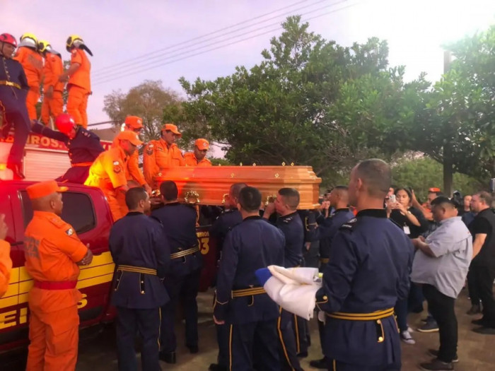 Caminhão dos bombeiros levou Siqueira Campos até o cemitério. Foto: Jackeline Teixeira/TV Anhanguera